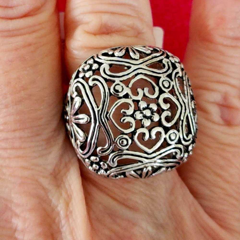 Square dome filigree ring with hearts
